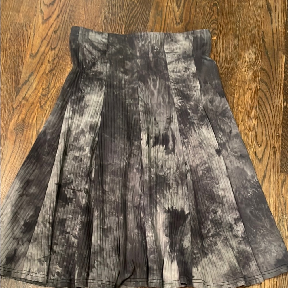 Elegant Black and Gray Pleated Skirt